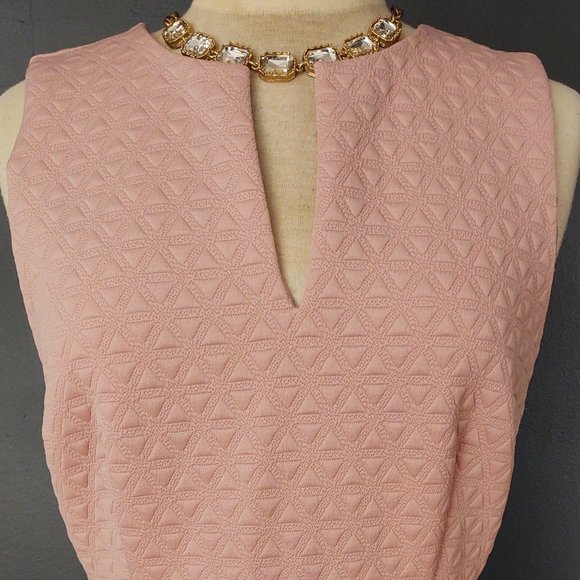 Dusty pink textured fabric sleeveless dress - Picture 2 of 6